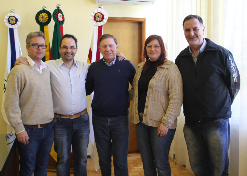 EXECUTIVO RECEBE VISITA DO PADRE EDEGAR DE MATOS